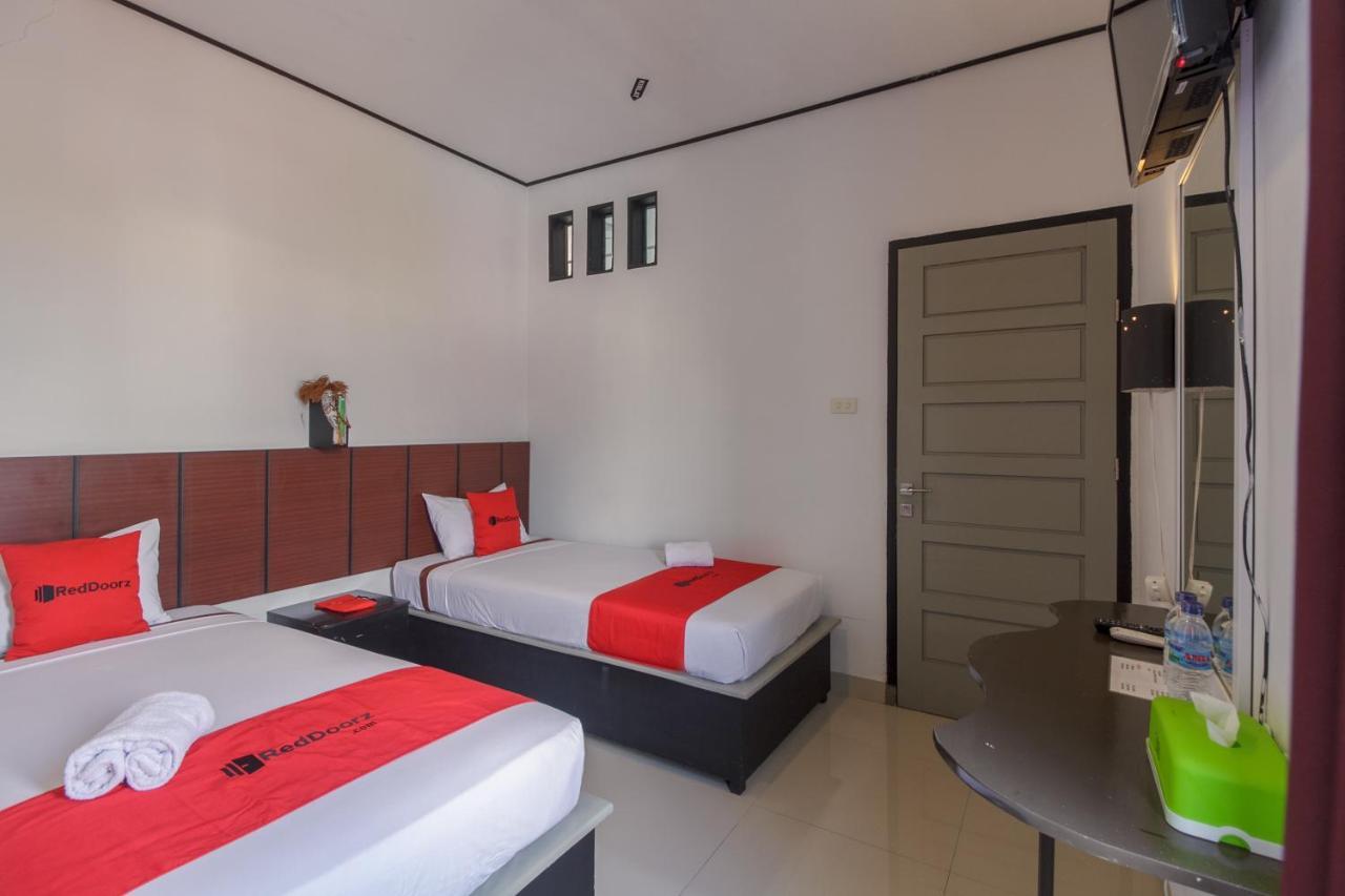 Reddoorz Near Jalan Sudirman Padang Hotel Exterior photo